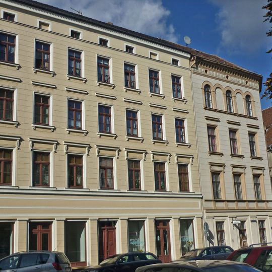 Mietshaus in geschlossener Bebauung, mit Läden mit originaler Front Elisabethstraße 25