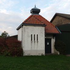 Transformatorgebouw in overgangsstijl