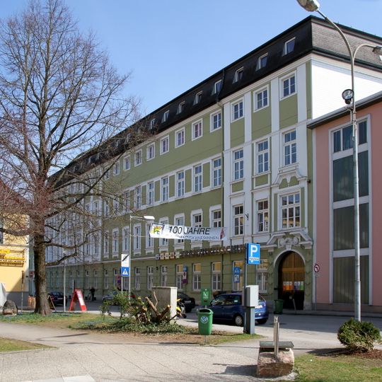 Schule der Franziskanerinnen mit Kapelle
