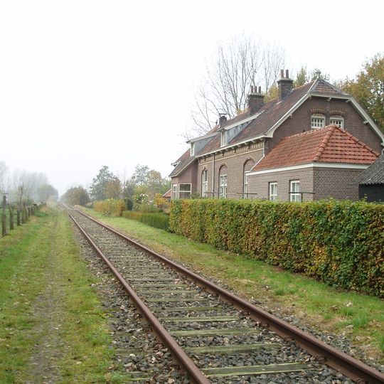Stationsgebouw, dienstwoning en wachtlokaal