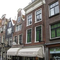 Pand met gevel onder rechte lijst met consoles