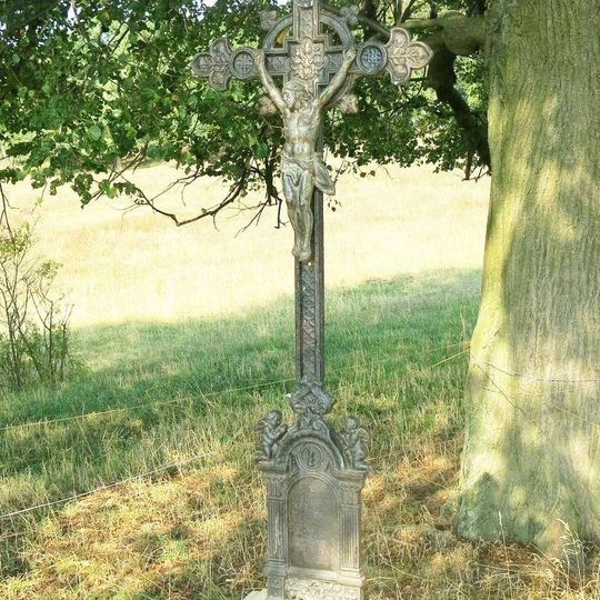 Kříž na pastvině východně od Radenova