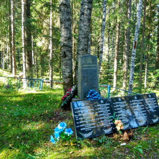 Братская могила советских воинов, погибших в борьбе с фашистскими захватчиками