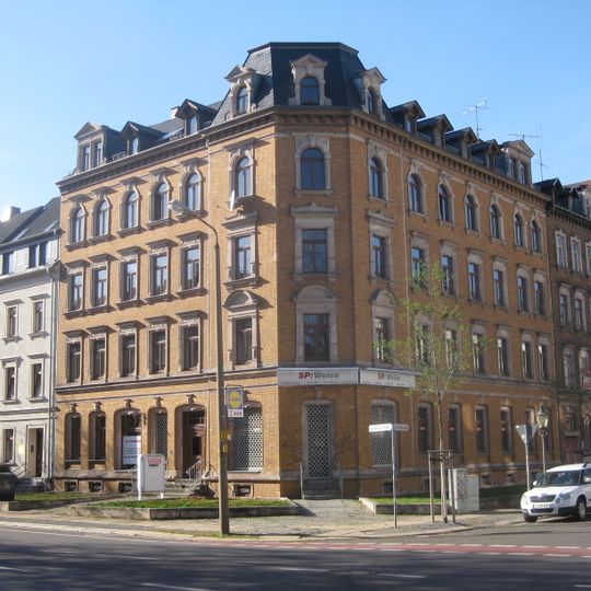 Mietshaus in geschlossener Bebauung mit Laden und Vorgarten Blankenauer Straße 15