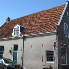 Pand onder hoog zadeldak tussen puntgevels