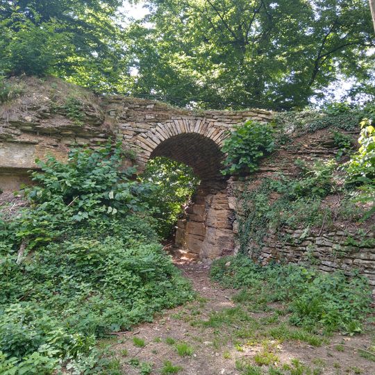 Klenutý mostek v zámeckém parku v Opočně