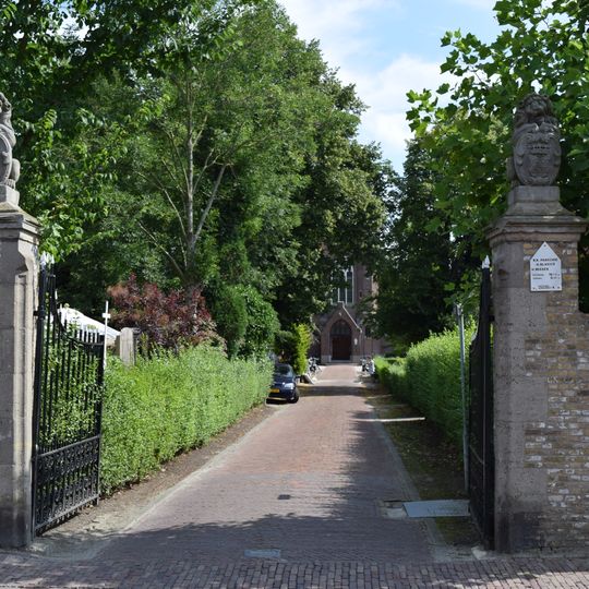 Hekpijlers aan de toegang tot de kerkdreef bakstenen hekpijlers met schilddragende leeuwen