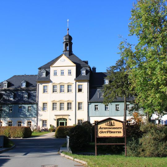 Herrenhaus und zwei Wirtschaftsgebäude des ehemaligen Rittergutes Elterleiner Straße 2