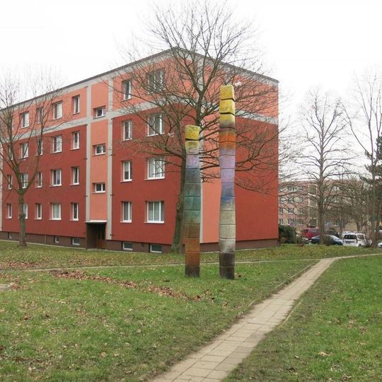 Sloupová plastika v ulici Dukelských hrdinů na Bukově