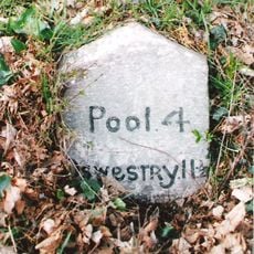 Milestone at Varchoel Cottages, B 4392 Varchoel