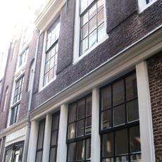 Over een gang overgebouwd dwarshuis