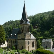Sachgesamtheit Ev. Pfarrkirche und Kirchhof Krippen mit folgenden Einzeldenkmalen: neoromanische Saalkirche mit Südwestturm, Kriegerdenkmal für die Gefallenen des Ersten Weltkrieges, Grabstätte F.G. Keller und Grufthaus (siehe Einzeldenkmalliste -