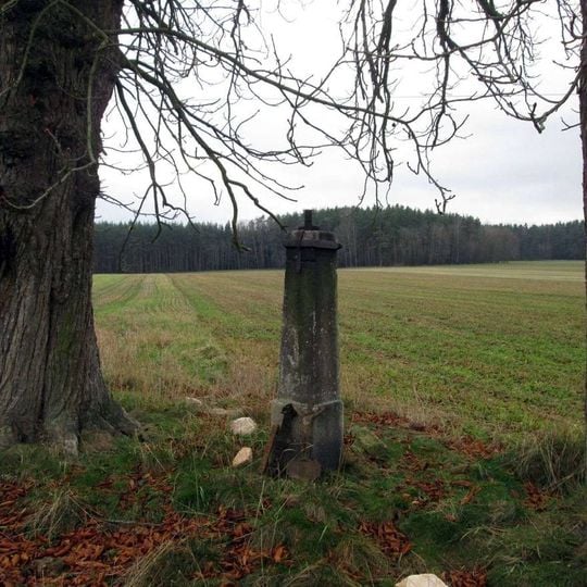Kříž jižně od Březí v poli