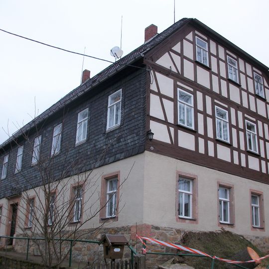 Pfarrhof mit Pfarrhaus und Seitengebäude Kirchweg 2