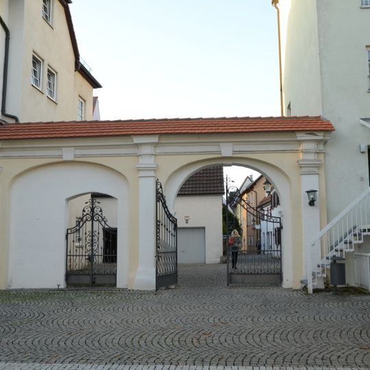 Zwei Torpfeiler zum ehemaligen Schlosspark führend