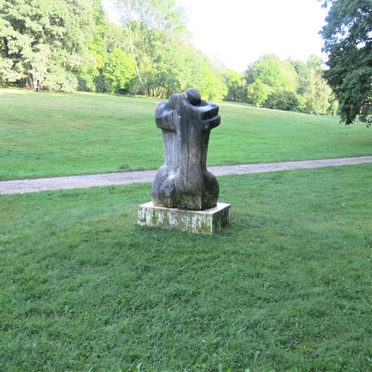 Socha Objetí v parku u Ferdinandova pramene v Mariánských Lázních