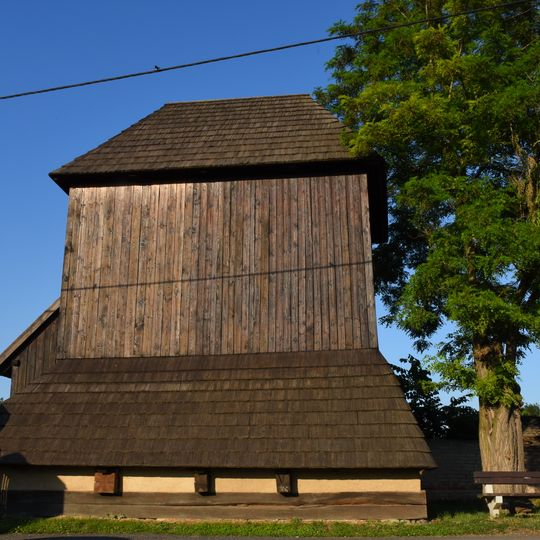 Dřevěná zvonice u kostela v Libiši