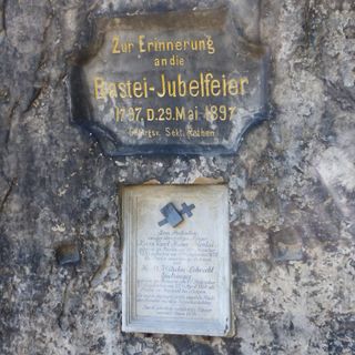 Zwei Gedenktafeln an einem Felsen der Bastei