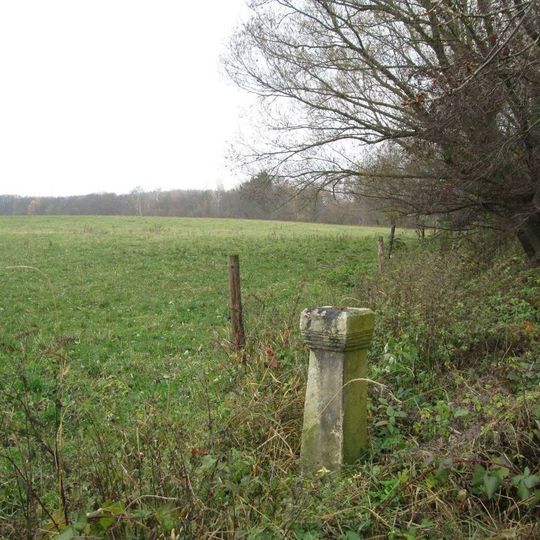 Kříž západně od Drahotína u pole