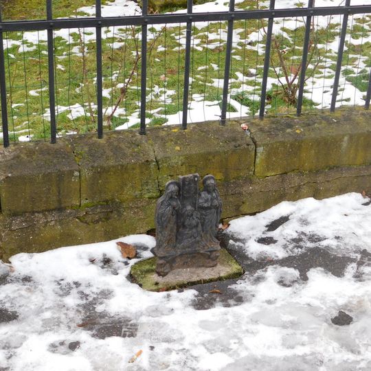 Fragment litinového kříže před farou ve Střešovicích