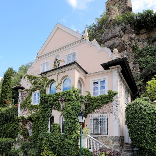 Villa mit Hauszeichen