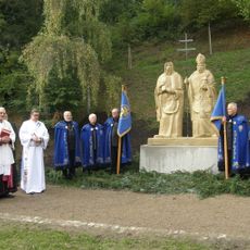 Sousoší svatého Cyrila a Metoděje v zámeckém parku ve Křtiních