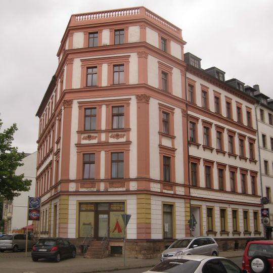 Mietshaus in halboffener Bebauung in Ecklage Peterstraße 1