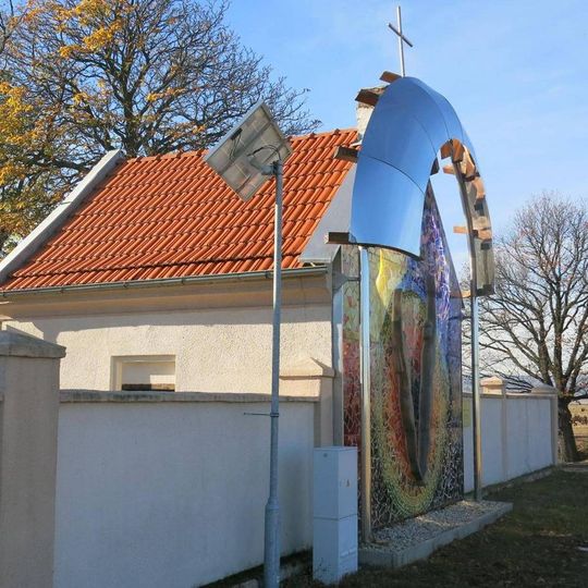 Magická brána-hodiny života u hřbitova v Březně