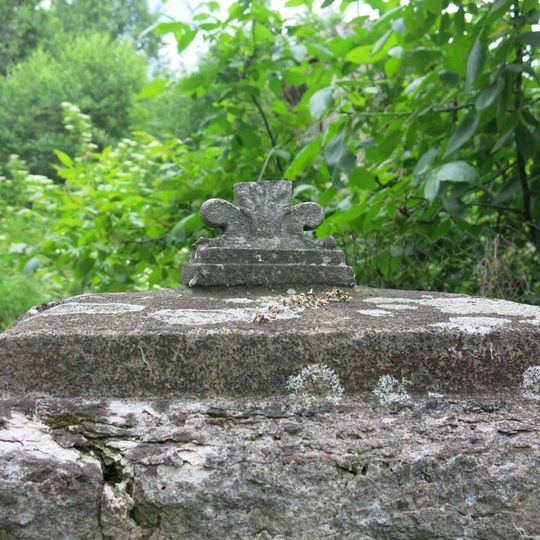 Podstavec s ulomeným kovovým křížem v ulici Boženy Němcové v Maršově