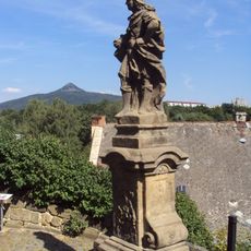 Socha svatého Floriána u cesty ke kostelu sv. Petra a Pavla v Mimoni