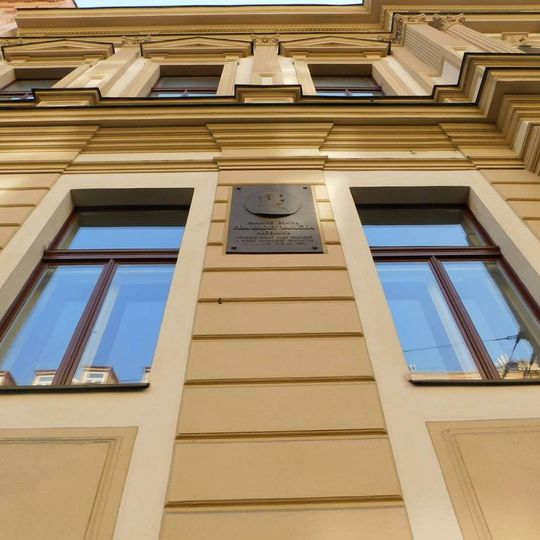 Pamětní deska Jindry Vaníčka na sokolovně na Plzeňské ulici na Smíchově