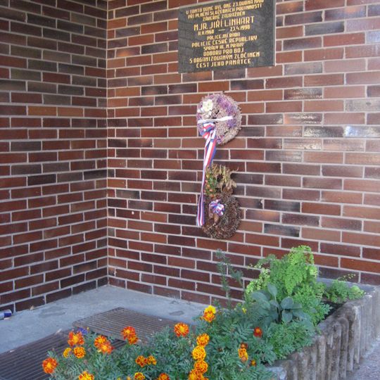 Pamětní deska majora Jiřího Linharta na domě Táboritská 15/22 na Žižkově