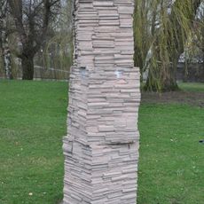 Betonová plastika Knihy v parku Havlíčkův Hydepark v Havlíčkově Brodě