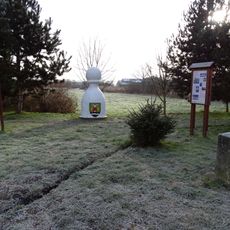 Plastika Bílý pěšec na Jakubské návsi v Tachlovicích