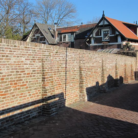 Steunberen, behorende bij stenen muur op perceel C 2593, opgetrokken uit laat-middeleeuwse bakstenen