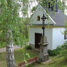 Kříž ve Svojanově před kaplí