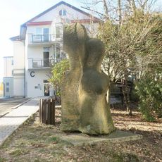 Kamenná plastika před budovou C nemocnice v Liberci