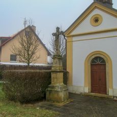Kříž ve Slavoníně před kaplí na Kyselovské ulici