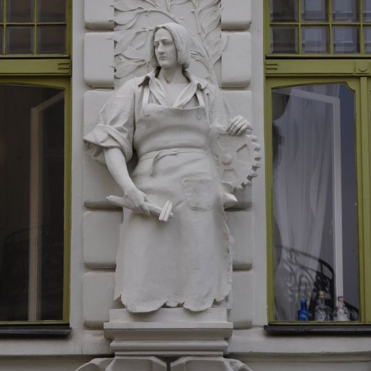 Statues at Římská 35