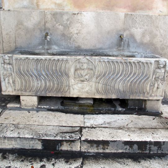 Fontana-sarcofago in piazza del Popolo