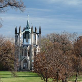 Novogotický templ v zámeckém parku Krásný Dvůr