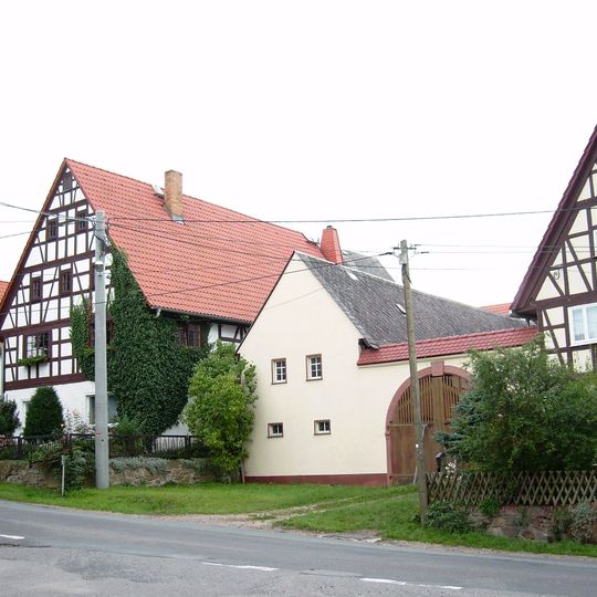 Wohnstallhaus, Seitengebäude und Scheune eines Dreiseithofes sowie Torbogen mit Pforte Alte Straße 7
