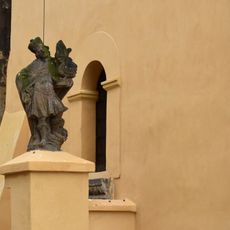 Socha svatého Víta u apsidy kostela v Údlicích