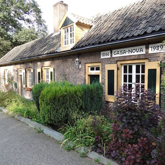 Pand zonder verdieping, onder pannen zadeldak