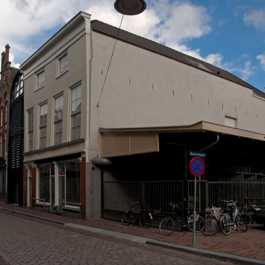 Pand met hoog schilddak en gepleisterde lijstgevel