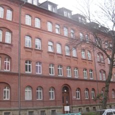 Mietshaus in geschlossener Bebauung mit Vorgarten Klarastraße 38