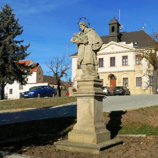 Socha svatého Jana Nepomuckého na náměstí Míru v Březně