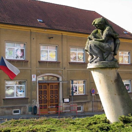 Sousoší „Každý má právo na vzdělání“ v Unhošti