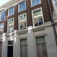 Pand met pilastergevel, gewijzigde onderpui