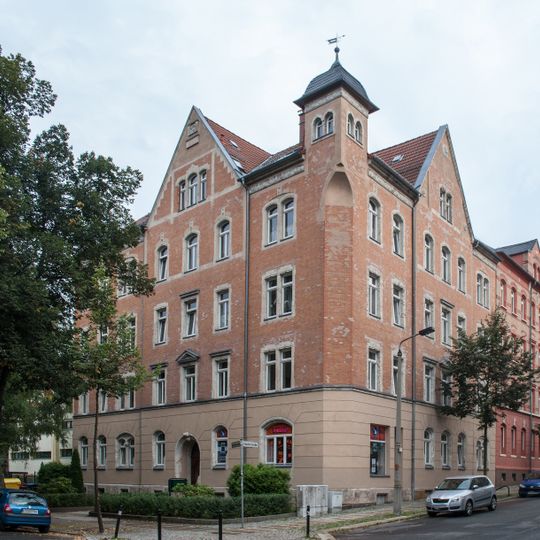 Mietshaus in Ecklage in geschlossener Bebauung mit Vorgarten Henriettenstraße 61